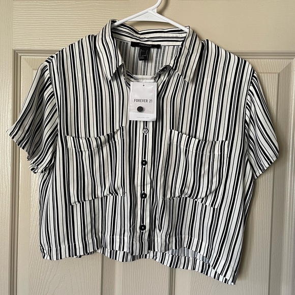 Forever 21 boxy cropped button up top - Picture 3 of 4